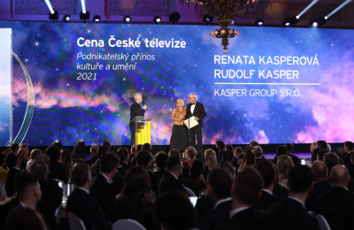 Renata a Rudolf Kasperovi přebírají cenu České televize